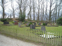 Der Ostwall im Blick ueber den Friedhof