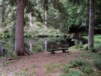 Ein idyllischer kleiner Bergsee.