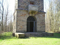 Das Eingangsportal des Sollingturms.